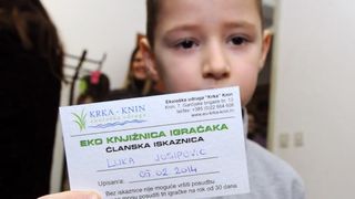 05.02.2014., Knin – Po prvi puta je u gradu otvorena je besplatna knjiznica djecjih igracaka. Projekt su osmislile clanice Ekoudruga Krka-Knin na celu sa Ingom Kukolj i Marijom Ujakovic. Jedini uvjet za uclanjenje u knjiznicu je da djeca donesu neku svo