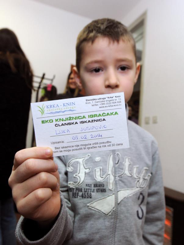 05.02.2014., Knin – Po prvi puta je u gradu otvorena je besplatna knjiznica djecjih igracaka. Projekt su osmislile clanice Ekoudruga Krka-Knin na celu sa Ingom Kukolj i Marijom Ujakovic. Jedini uvjet za uclanjenje u knjiznicu je da djeca donesu neku svo