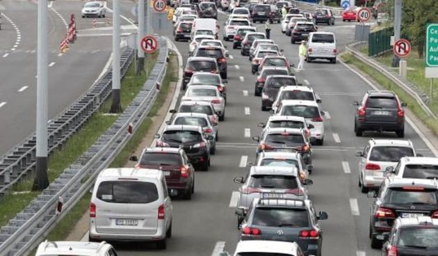 Kolona vozila pred naplatnom postajom Lučko