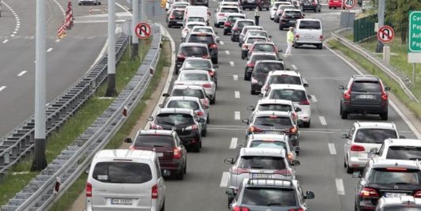 Kolona vozila pred naplatnom postajom Lučko Kolona vozila pred naplatnom postajom Lučko