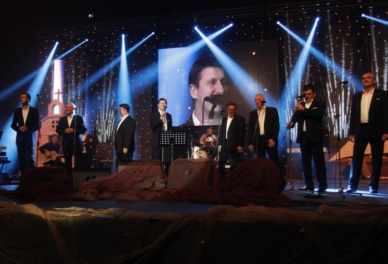 Tomislav Bralić i klape Intrade sinoć su održali koncert u prepunoj Spaladium areni u Splitu, foto: Tino Jurić/ PIXSELL Tomislav Bralić i klape Intrade sinoć su održali koncert u prepunoj Spaladium areni u Splitu, foto: Tino Jurić/ PIXSELL