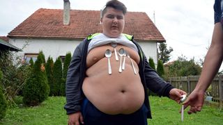 Dječak “magnet” Ivan Stoiljković pokazao svoj jedinstveni dar privlačenja metala Dječak “magnet” Ivan Stoiljković pokazao svoj jedinstveni dar privlačenja metala