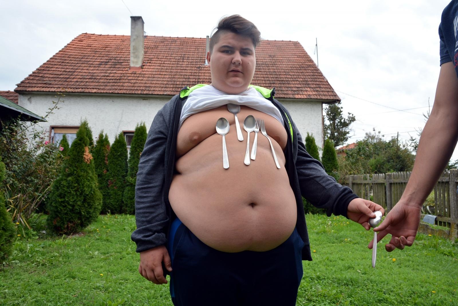 Dječak “magnet” Ivan Stoiljković pokazao svoj jedinstveni dar privlačenja metala Dječak “magnet” Ivan Stoiljković pokazao svoj jedinstveni dar privlačenja metala