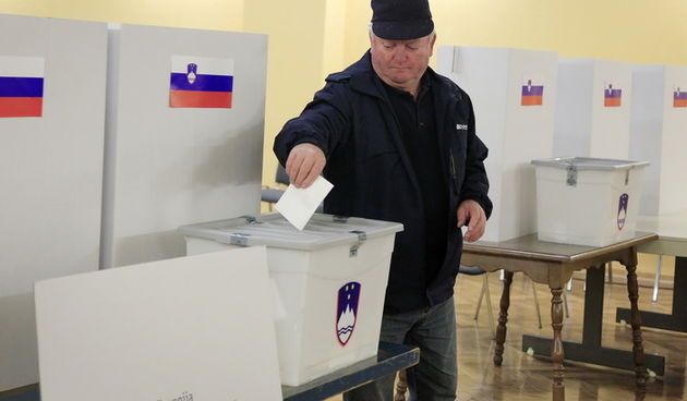 Slovenija, Dragomelj pri Ljubljani,021212.Drugi krug predsjednickih izbora.Foto: Leon Vidic / Delo / CROPIX