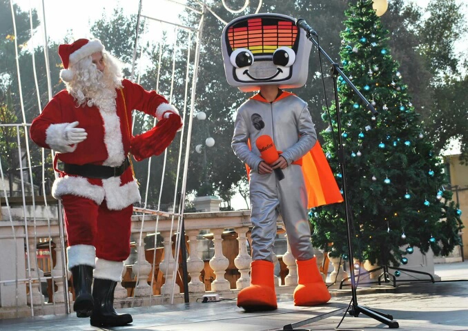 Božićnica na Novom: Radiolino, Djed božićnjak i ekipa Novog radija darivala sugrađane. Foto: Jurica Gašpar