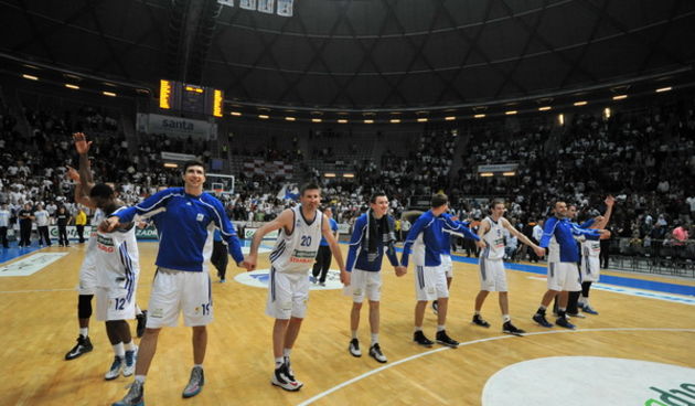 Zadar, 260513.
Dvorana Kresimira Cosica. 
3. polufinalna utakmica prvenstva Hrvatske izmedju KK Zadar i KK Cedevita.
Na fotografiji: slavlje Zadrana.
Foto: Luka Gerlanc / CROPIX