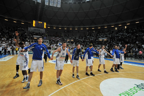 Zadar, 260513.
Dvorana Kresimira Cosica. 
3. polufinalna utakmica prvenstva Hrvatske izmedju KK Zadar i KK Cedevita.
Na fotografiji: slavlje Zadrana.
Foto: Luka Gerlanc / CROPIX