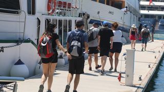 Skradin pun turista, za posjet Nacionalnom parku Krka čeka se u redu Skradin pun turista, za posjet Nacionalnom parku Krka čeka se u redu