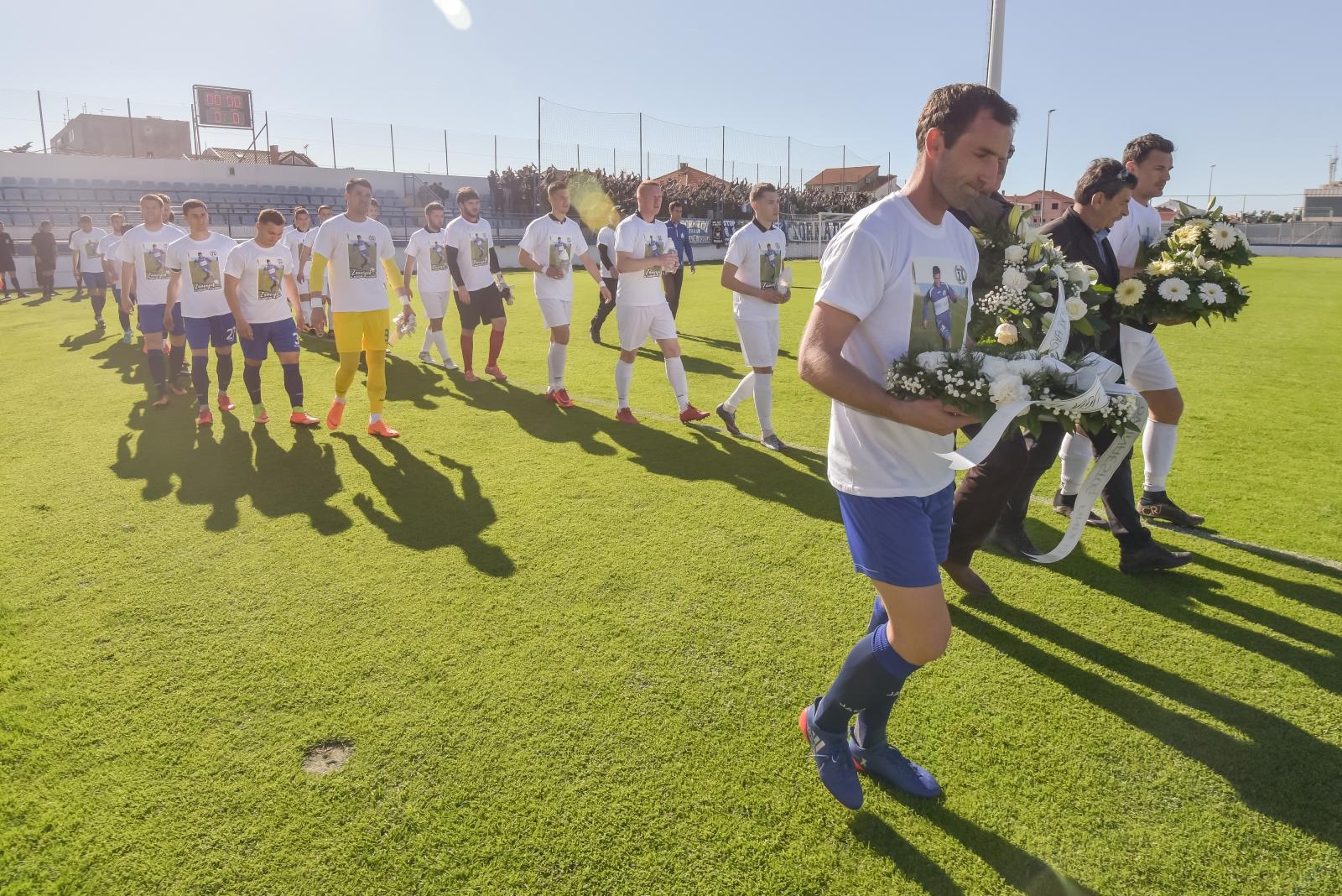 Igrači i navijači NK Zadar obilježili 10. obljetnicu tragične smrti Hrvoja Ćustića Igrači i navijači NK Zadar obilježili 10. obljetnicu tragične smrti Hrvoja Ćustića