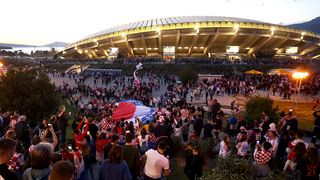 Rijeke navijača ispred Poljuda pred početak utakmice Hrvatske i Walesa Rijeke navijača ispred Poljuda pred početak utakmice Hrvatske i Walesa