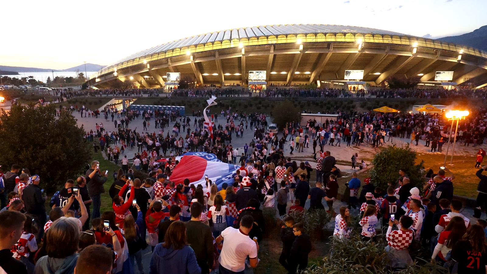 Rijeke navijača ispred Poljuda pred početak utakmice Hrvatske i Walesa Rijeke navijača ispred Poljuda pred početak utakmice Hrvatske i Walesa