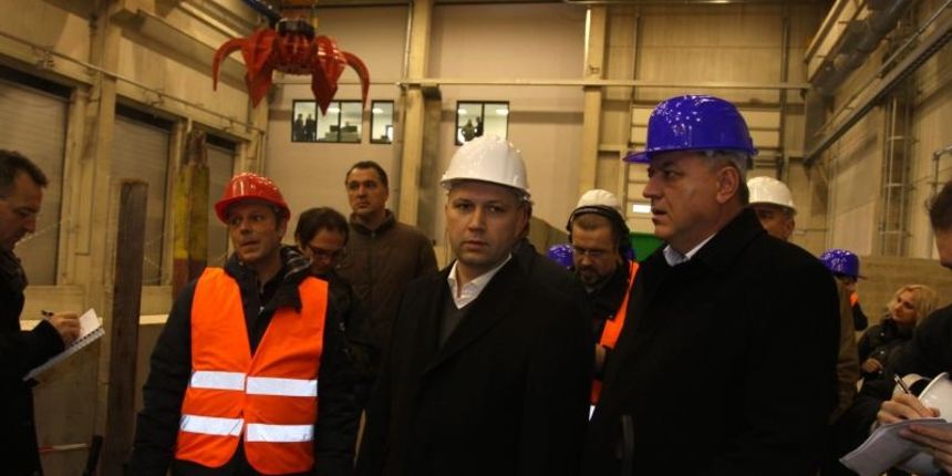 Ministar Mihael Zmajlovic, zupan Zlatko Komadina i gradonacelnik Vojko Obersnel obilaze nova postrojenja centra za gospodarenje otpadom Photo: Goran Kovacic/PIXSELL Ministar Mihael Zmajlovic, zupan Zlatko Komadina i gradonacelnik Vojko Obersnel obilaze nova postrojenja centra za gospodarenje otpadom Photo: Goran Kovacic/PIXSELL