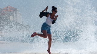 Zadar, 260812
Olujno nevrijeme sa jakim zapadnim vjetrom zahvatilo je u ranim popodnevnim satima zadarsko podrucje na radost brojnih turista i Zadrana koji su uzivali u prekrasnim prizorima, ali isto tako i na nesrecu mnogih nauticara kojima je ovakva olu