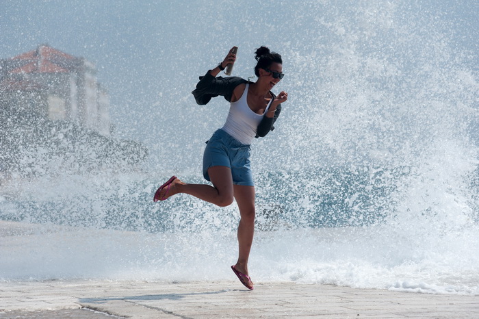 Zadar, 260812
Olujno nevrijeme sa jakim zapadnim vjetrom zahvatilo je u ranim popodnevnim satima zadarsko podrucje na radost brojnih turista i Zadrana koji su uzivali u prekrasnim prizorima, ali isto tako i na nesrecu mnogih nauticara kojima je ovakva olu
