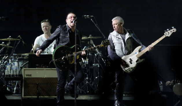 Zagreb, 100809.
Maksimirski stadion.
Drugi koncert irske rock grupe U2 koja po prvi puta gostuje u Hrvatskoj na ovogodisnjoj turneji 360 tour.
Na slici: pjevac grupe Bono Vox, basist Adam Clayton i bubnjar Larry Mullen Jr.
Foto: Ronald Gorsic / CROPIX