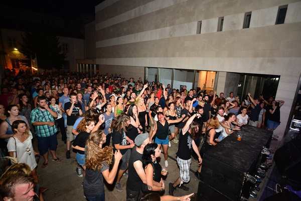 Svaki koncert Kultur shocka u Zadru posebna je priča. Tako je bilo i sinoć na Poljani Branka Stojakovića!