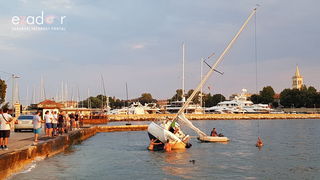 Jedrilica se nasukala uz Obalu kneza Trpimira Jedrilica se nasukala uz Obalu kneza Trpimira