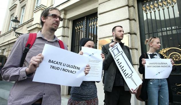 Ispred Zgrade sabora odrzan je mirni prosvjed Organizacije civilnog drustva koje se bave neformalnim obrazovanjem i ljudskim pravima od 2008. godine a okupljene su u Inicijativu koja se zalaze za sustavno i kvalitetno uvodjenje odgoja i obrazovanja za lj