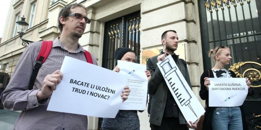 Ispred Zgrade sabora odrzan je mirni prosvjed Organizacije civilnog drustva koje se bave neformalnim obrazovanjem i ljudskim pravima od 2008. godine a okupljene su u Inicijativu koja se zalaze za sustavno i kvalitetno uvodjenje odgoja i obrazovanja za lj