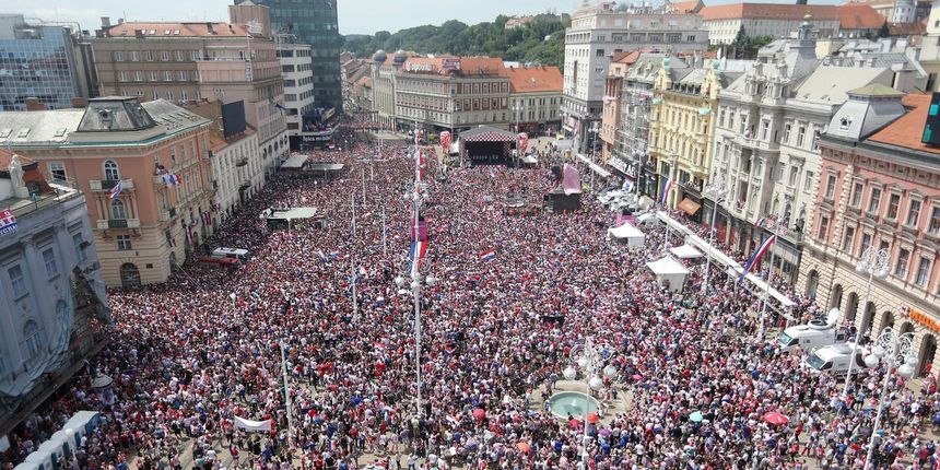 Luda atmosfera na Jelačićevom placu i pokrajnjim ulicama pred doček Vatrenih Luda atmosfera na Jelačićevom placu i pokrajnjim ulicama pred doček Vatrenih