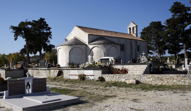 Pridraga, 121109. Don Jure Zubovic, Zupnik iz Pridrage kraj Zadra slaze se sa propovjedi fra Miroslava Bustruca koji je jucer na misi govorio kako se nebi trebali cijepiti protiv svinjske gripe jer ce se preko cijepiva ugradjivati cipovi u ljude.  Na slic