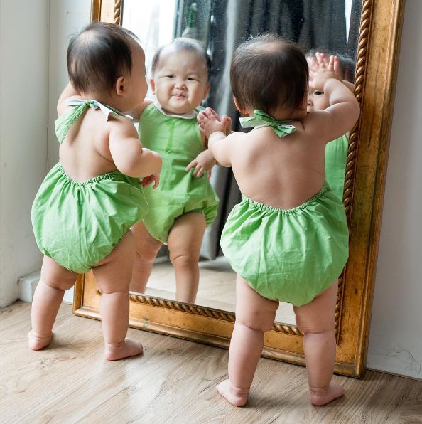 Kad su Amber Yong i Peter Lok saznali da će dobiti blizance, vjerojatno im nije bilo ni na kraju pameti da će njihove kćeri postati prave zvijezde Instagrama Kad su Amber Yong i Peter Lok saznali da će dobiti blizance, vjerojatno im nije bilo ni na kraju pameti da će njihove kćeri postati prave zvijezde Instagrama