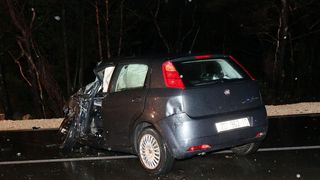 Vodice: U sudaru automobila i autobusa tri osobe ozlijeđene, a autobus završio na boku