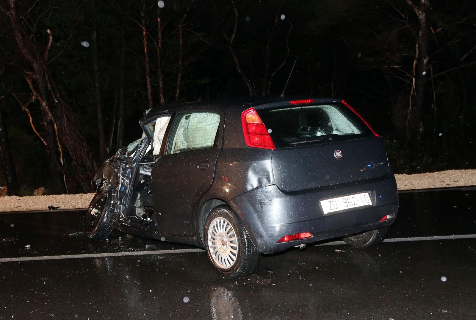Vodice: U sudaru automobila i autobusa tri osobe ozlijeđene, a autobus završio na boku