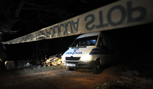 Golubic, 280212
U mjestu Golubic nedaleko od Obrovca, 49-godisnji Dusan Veselinovic je u popodnevnim satima poginuo od posljedica eksplozije rucne bombe, a njegov 38-godisnji susjed Milorad Dragicevic pritom je tesko ranjen. Policija je na mjestu nesrece,