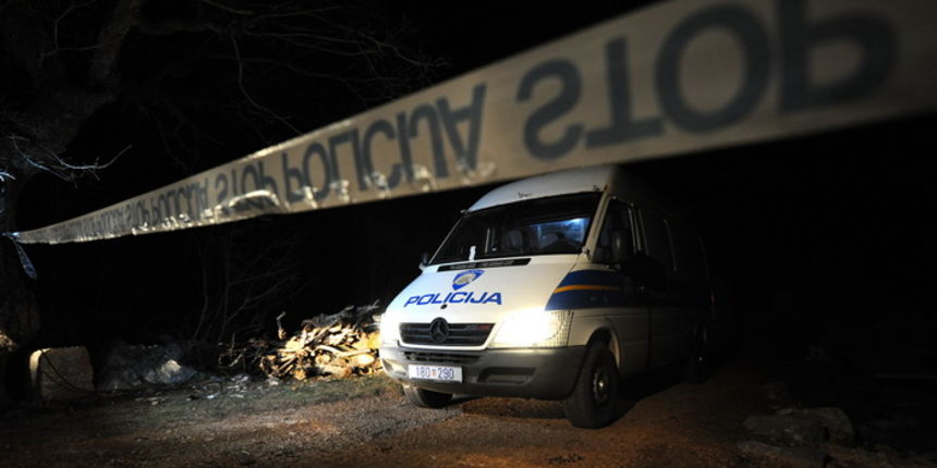 Golubic, 280212
U mjestu Golubic nedaleko od Obrovca, 49-godisnji Dusan Veselinovic je u popodnevnim satima poginuo od posljedica eksplozije rucne bombe, a njegov 38-godisnji susjed Milorad Dragicevic pritom je tesko ranjen. Policija je na mjestu nesrece,