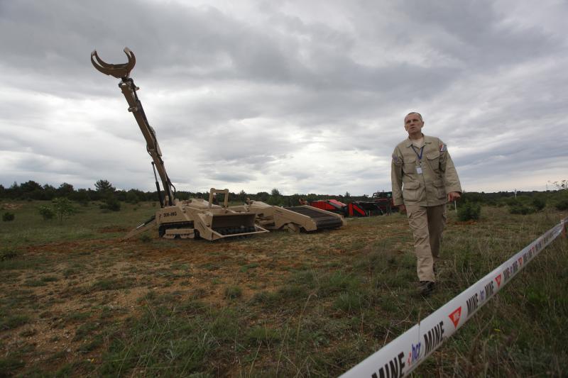 11. medjunarodni simpozij MINE ACTION 2014 odrzan je na podrucju nekadasnje vojne baze Sepurine, gdje su predstavljeni nacini u razminiravanju. Photo: Filip Brala/PIXSELL 11. medjunarodni simpozij MINE ACTION 2014 odrzan je na podrucju nekadasnje vojne baze Sepurine, gdje su predstavljeni nacini u razminiravanju. Photo: Filip Brala/PIXSELL
