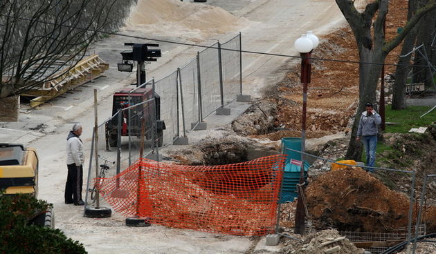 Zadar, 280113.
Radovi na odvodnji u ulici Kralja Dmitra Zvonimira, kod zadarske Elektre, nakratko su bili zaustavljeni zbog pronalaska arheoloskih ostataka. Nakon nastavka radova, danas se more, u zadarskoj uvali Fosa, promijenilo u zuckastu boju.
Foto: J