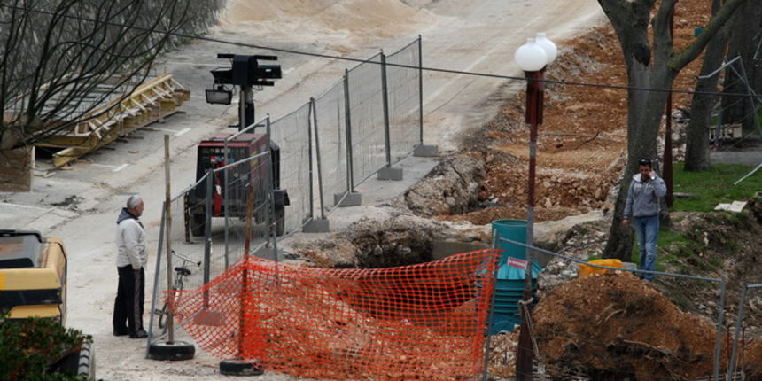 Zadar, 280113.
Radovi na odvodnji u ulici Kralja Dmitra Zvonimira, kod zadarske Elektre, nakratko su bili zaustavljeni zbog pronalaska arheoloskih ostataka. Nakon nastavka radova, danas se more, u zadarskoj uvali Fosa, promijenilo u zuckastu boju.
Foto: J Zadar, 280113.
Radovi na odvodnji u ulici Kralja Dmitra Zvonimira, kod zadarske Elektre, nakratko su bili zaustavljeni zbog pronalaska arheoloskih ostataka. Nakon nastavka radova, danas se more, u zadarskoj uvali Fosa, promijenilo u zuckastu boju.
Foto: J