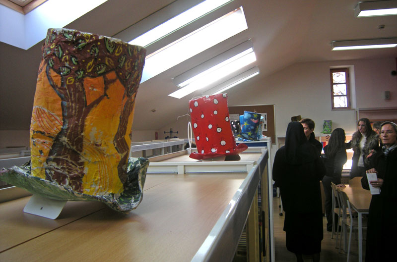 Izložba šešira hrvatskih ilustratora