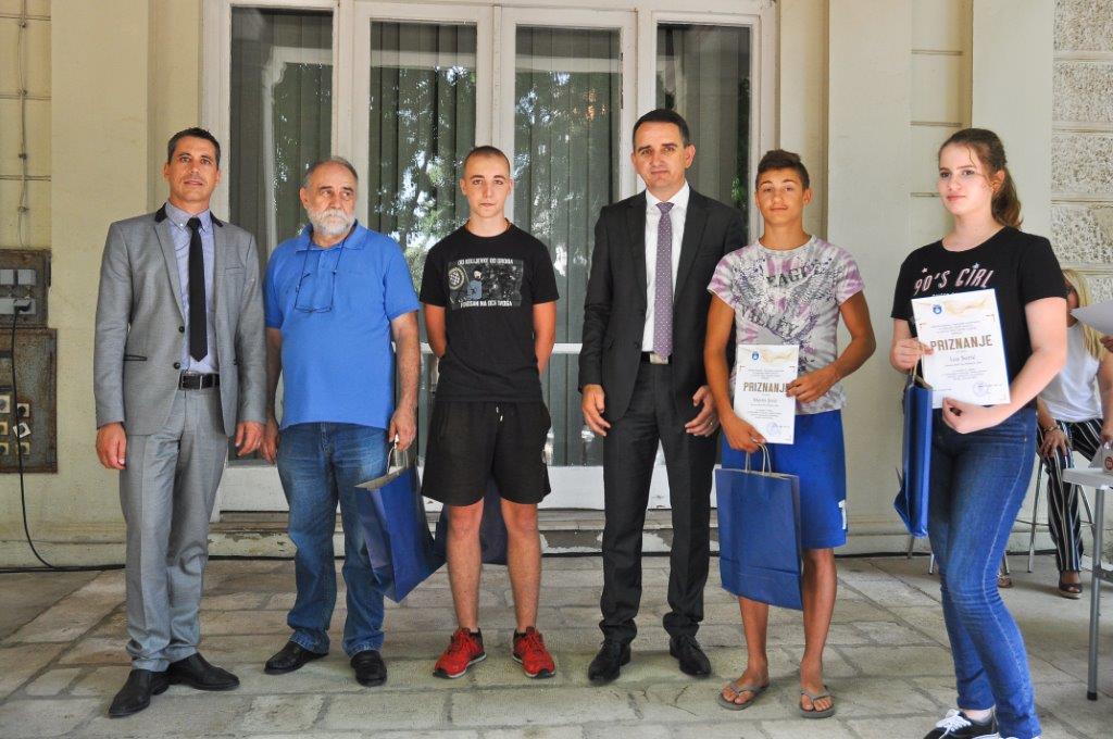 Zamjenik župana primio nagrađene učenike Zamjenik župana primio nagrađene učenike
