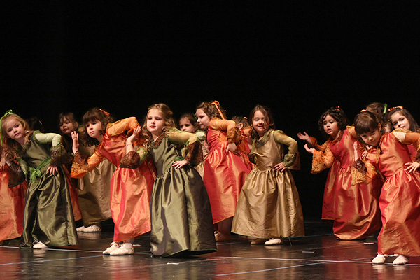 “Karnevalski vremeplov” plesne udruge “Gesta” (foto:Saša Čuka) “Karnevalski vremeplov” plesne udruge “Gesta” (foto:Saša Čuka)