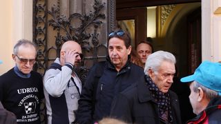 Ispred zgrade Županijskog suda održan skup podrške Stipi Petrini kojeg tuži sutkinja Maja Šupe Ispred zgrade Županijskog suda održan skup podrške Stipi Petrini kojeg tuži sutkinja Maja Šupe