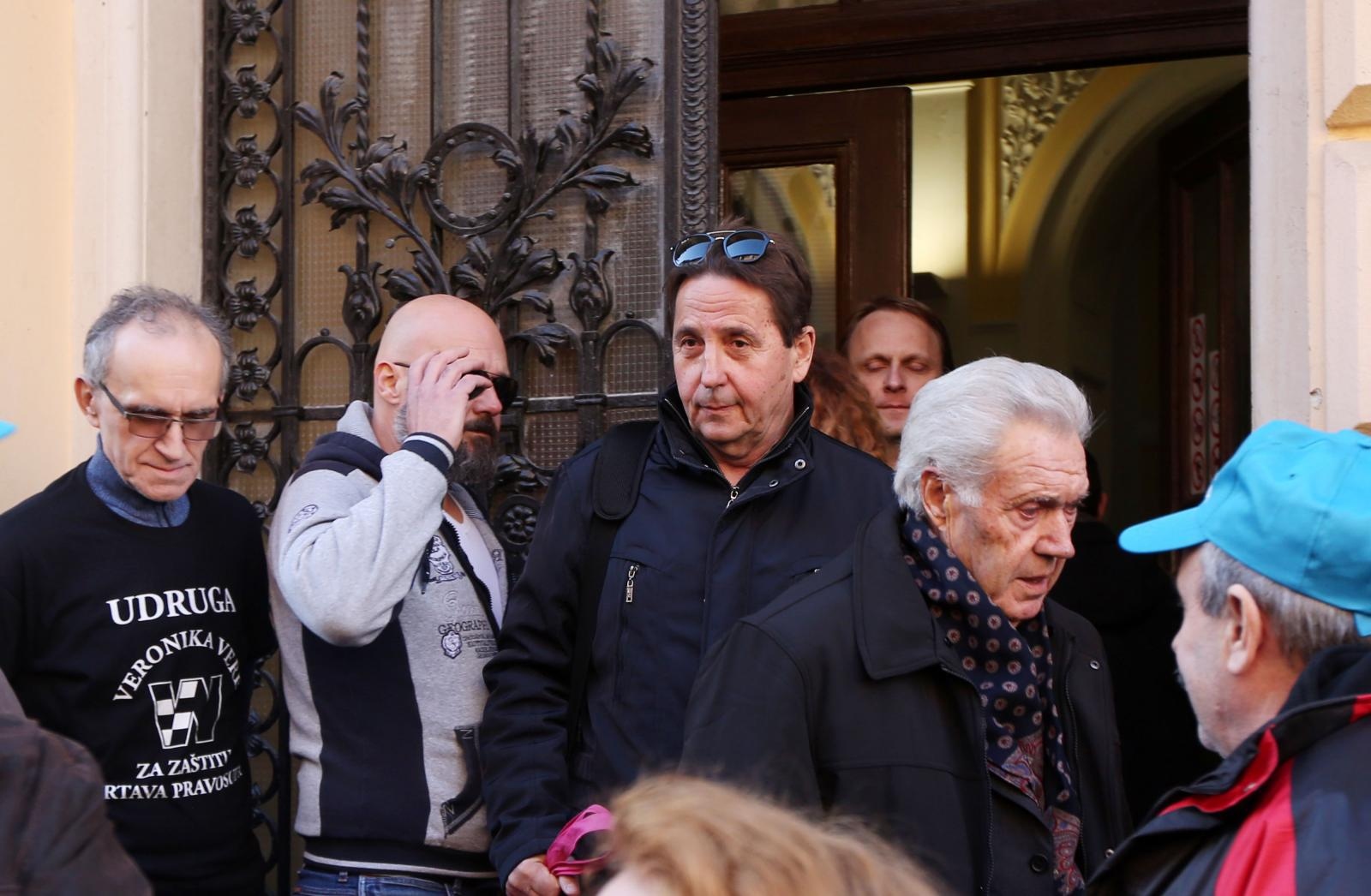 Ispred zgrade Županijskog suda održan skup podrške Stipi Petrini kojeg tuži sutkinja Maja Šupe Ispred zgrade Županijskog suda održan skup podrške Stipi Petrini kojeg tuži sutkinja Maja Šupe