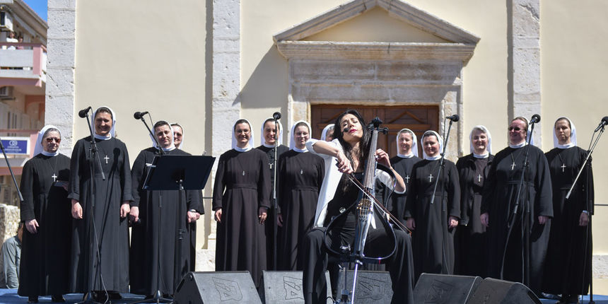 Ana Rucner oduševila nastupom s časnim sestrama na Uskrsnom doručku u Novalji Ana Rucner oduševila nastupom s časnim sestrama na Uskrsnom doručku u Novalji