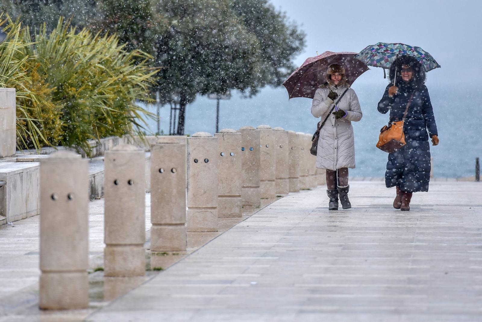 Prve snježne pahulje u Zadru