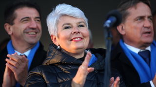 Zadar, 261111.
Parlamentarni izbori 2011.
Predsjednica HDZ-a Jadranka Kosor danas se u Skabrnji kod spomen-obiljezja poklonila vojnim i civilnim zrtvama Domovinskog rata, a potom je na Trgu dr. Franje Tudjmana odrzala predizborni govor i druzila se sa gra Zadar, 261111.
Parlamentarni izbori 2011.
Predsjednica HDZ-a Jadranka Kosor danas se u Skabrnji kod spomen-obiljezja poklonila vojnim i civilnim zrtvama Domovinskog rata, a potom je na Trgu dr. Franje Tudjmana odrzala predizborni govor i druzila se sa gra