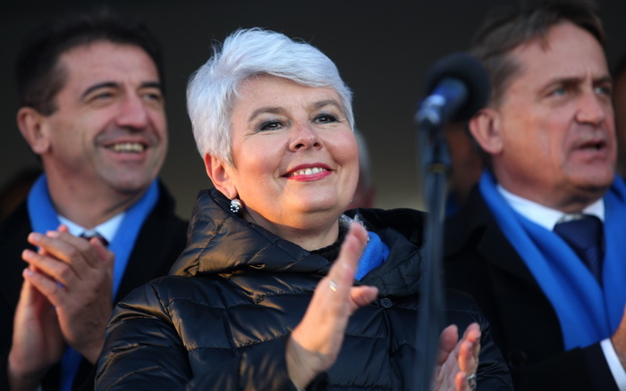 Zadar, 261111.
Parlamentarni izbori 2011.
Predsjednica HDZ-a Jadranka Kosor danas se u Skabrnji kod spomen-obiljezja poklonila vojnim i civilnim zrtvama Domovinskog rata, a potom je na Trgu dr. Franje Tudjmana odrzala predizborni govor i druzila se sa gra Zadar, 261111.
Parlamentarni izbori 2011.
Predsjednica HDZ-a Jadranka Kosor danas se u Skabrnji kod spomen-obiljezja poklonila vojnim i civilnim zrtvama Domovinskog rata, a potom je na Trgu dr. Franje Tudjmana odrzala predizborni govor i druzila se sa gra