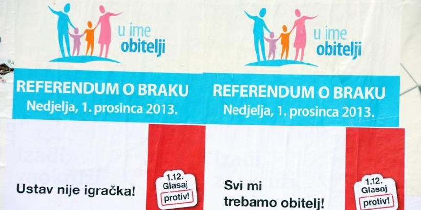 28.11.2013., Sibenik – Gradjanske akcije U ime obitelji i Gradjani glasaju protiv plakatima pozivaju na izlazak na referendum o braku. Photo: Hrvoje Jelavic/PIXSELL Autor Hrvoje Jelavic/PIXSELL KLJUČNE RIJEČI plakat, Gradjanska akcija, plakati, U ime 28.11.2013., Sibenik – Gradjanske akcije U ime obitelji i Gradjani glasaju protiv plakatima pozivaju na izlazak na referendum o braku. Photo: Hrvoje Jelavic/PIXSELL Autor Hrvoje Jelavic/PIXSELL KLJUČNE RIJEČI plakat, Gradjanska akcija, plakati, U ime