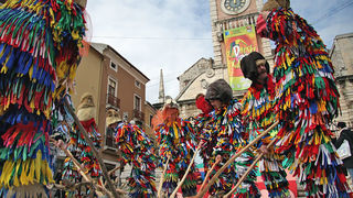 Povorka karnevalske skupine “Sovinjski pusti”