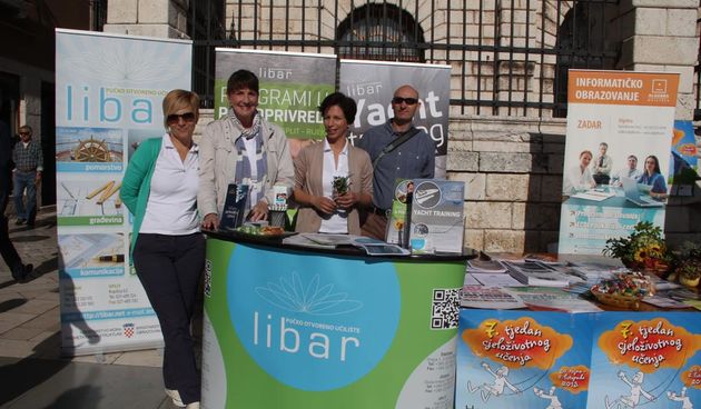 Sajam obrazovanja održan je na Narodnom trgu  u organizaciji Pučkog otvorenog učilišta Erudio na kojem su se predstavili i partneri Poljoprivredna škola Stanko Ožanić, CISOK Zadar, Autoškola Zadar, POU Libar, POU Algebra, POU Zadar i dr. foto: Iva Perinči