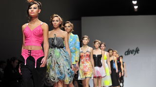 Zagreb, 241111.
Dreft Fashion Week revije pocele su u Hypo centru i prvi dan su svoje modele prezentirali: The Rodnik band, Petra i Maja Spoljar, Mara MiloglavMoretic, Aba Tomicic, Irina Balen Garland, Karim Bonet, Milena Rogulj.
Na slici: Karim Bonet.
F Zagreb, 241111.
Dreft Fashion Week revije pocele su u Hypo centru i prvi dan su svoje modele prezentirali: The Rodnik band, Petra i Maja Spoljar, Mara MiloglavMoretic, Aba Tomicic, Irina Balen Garland, Karim Bonet, Milena Rogulj.
Na slici: Karim Bonet.
F