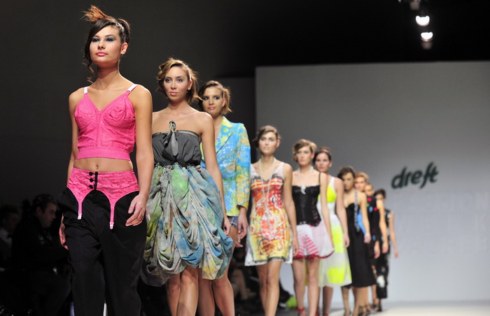 Zagreb, 241111.
Dreft Fashion Week revije pocele su u Hypo centru i prvi dan su svoje modele prezentirali: The Rodnik band, Petra i Maja Spoljar, Mara MiloglavMoretic, Aba Tomicic, Irina Balen Garland, Karim Bonet, Milena Rogulj.
Na slici: Karim Bonet.
F Zagreb, 241111.
Dreft Fashion Week revije pocele su u Hypo centru i prvi dan su svoje modele prezentirali: The Rodnik band, Petra i Maja Spoljar, Mara MiloglavMoretic, Aba Tomicic, Irina Balen Garland, Karim Bonet, Milena Rogulj.
Na slici: Karim Bonet.
F