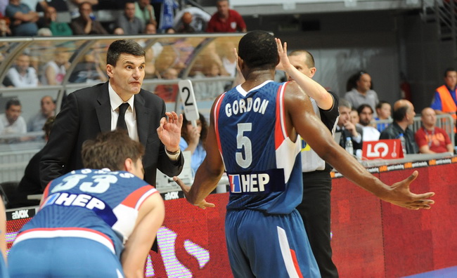 Zadar, 010610.
Dvorana Kresimir Cosic u Zadru. Druga finalna utakmica kosarkaskog prvenstva Hrvatske odigrana izmedju KK Zadar i KK Cibona.
Na slici: Perasovic i Gordon
Foto: Andrija Lucic / CROPIX Zadar, 010610.
Dvorana Kresimir Cosic u Zadru. Druga finalna utakmica kosarkaskog prvenstva Hrvatske odigrana izmedju KK Zadar i KK Cibona.
Na slici: Perasovic i Gordon
Foto: Andrija Lucic / CROPIX