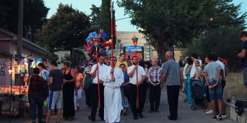 Proslava blagdana Velike Gospe: središnja večernja misa i procesija ulicama Belafuže Proslava blagdana Velike Gospe: središnja večernja misa i procesija ulicama Belafuže