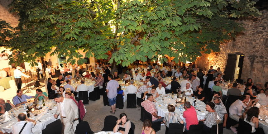 Benkovac, 060712.
U Benkovackom odrzan je 3. festival vina sjeverne i srednje Dalmacije “Vinfest Benkovac 2012”.
Na fotografiji: Vinfest se odrzao u prekrasnom ambijentu benkovackog kastela.
Foto: Luka Gerlanc / CROPIX Benkovac, 060712.
U Benkovackom odrzan je 3. festival vina sjeverne i srednje Dalmacije “Vinfest Benkovac 2012”.
Na fotografiji: Vinfest se odrzao u prekrasnom ambijentu benkovackog kastela.
Foto: Luka Gerlanc / CROPIX